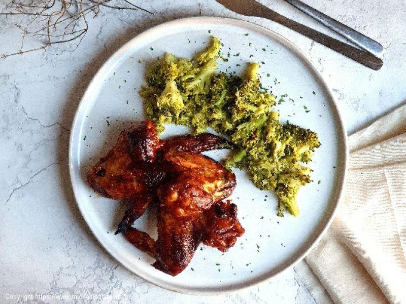 Assiette d'ailes de poulet marinées et brocoli au beurre salé (1)