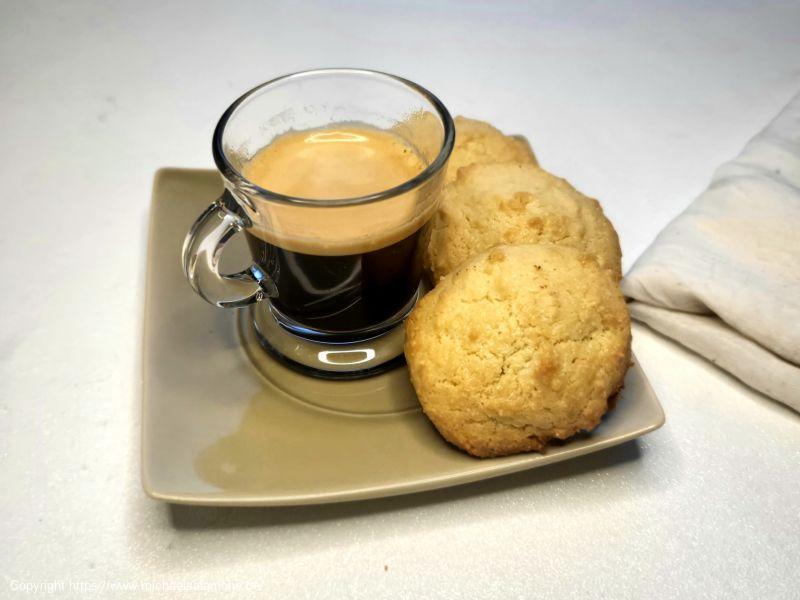 Biscuits kéto moelleux et café (1)