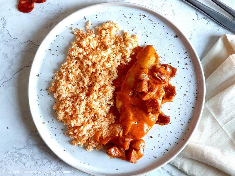 Assiette de poulet à l'espagnole et riz de chou-fleur/carotte 1